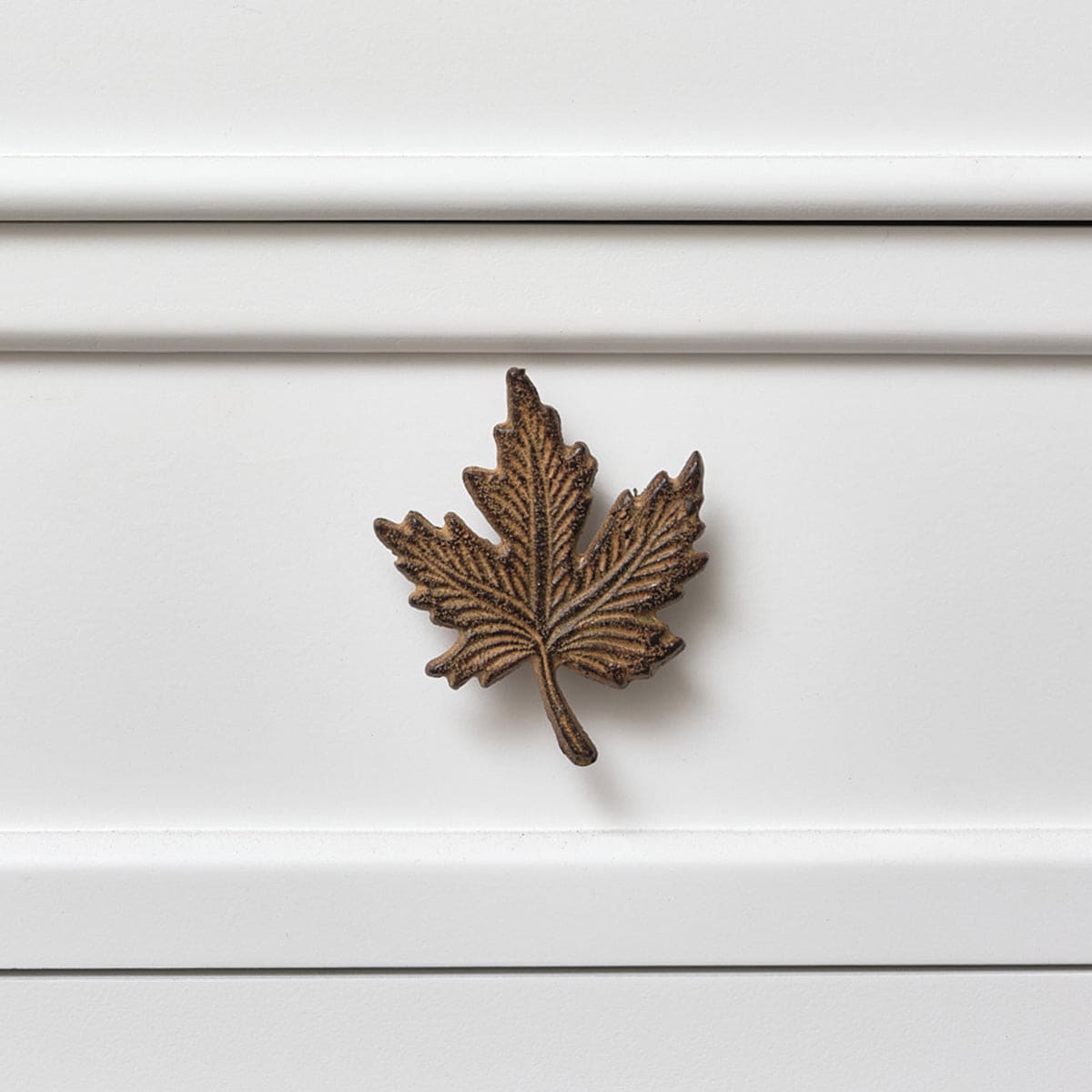 Melody Maison Rustic Maple Leaf Drawer Knob in Gold
