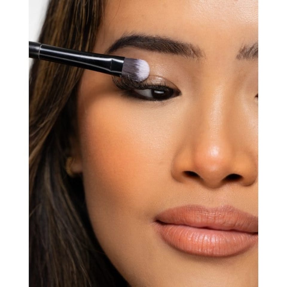 image 1 of Brushworks No. 18 Flat Eye Brush