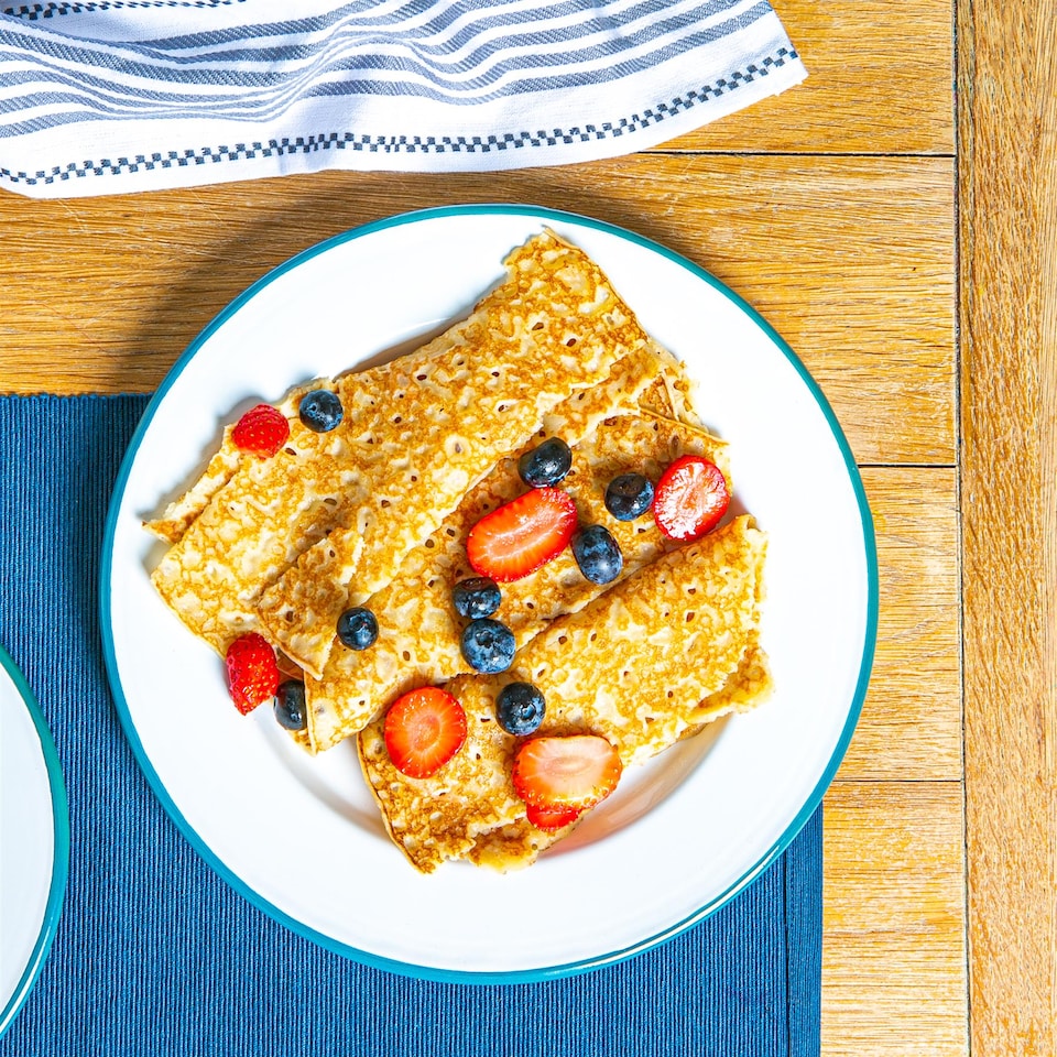 image 1 of Argon Tableware 16 Piece White Enamel Dinner Set - cm - Green