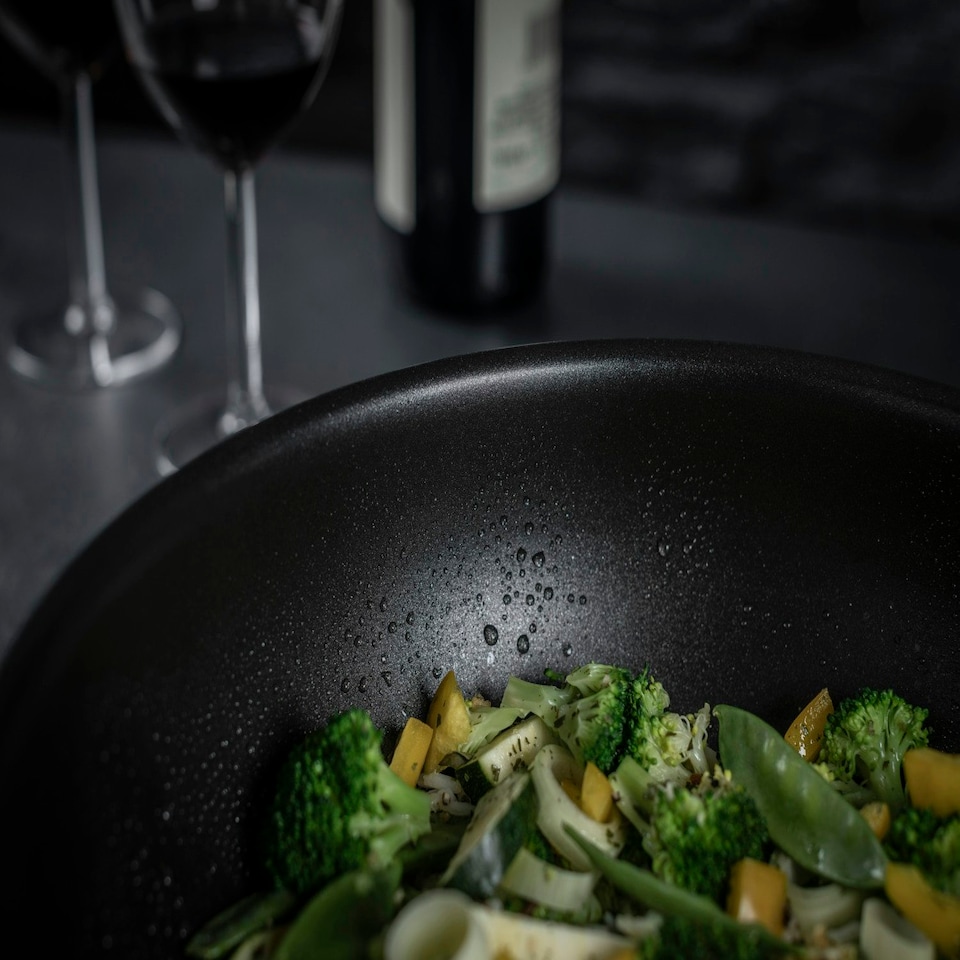 image 1 of CULINARY FIVEPLY Wok with lid and helper handle non-stick 28cm
