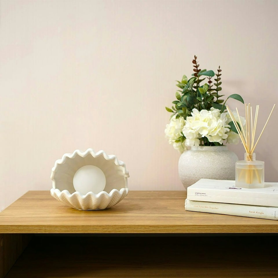 image 1 of ValueLights Sammie White Clam Shell Table Lamp