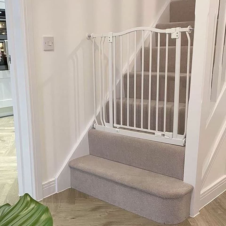 image 1 of Bettacare Curved Top Dog Gate, 107cm - 116cm, Matt White, Pressure Fit Pet Gate for Dog and Puppy, Pet and Dog Barrier | White