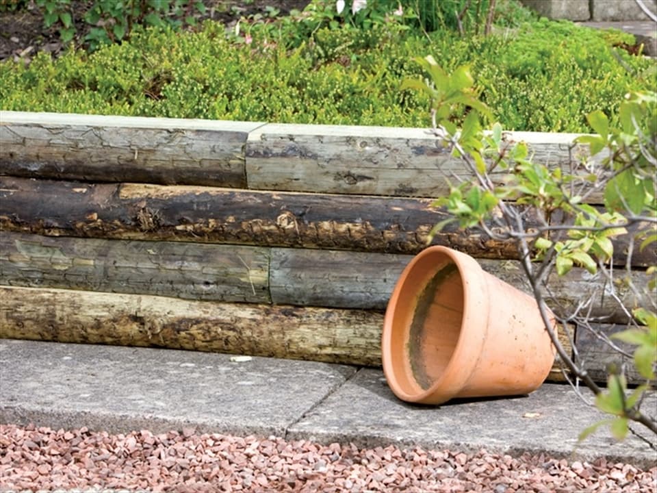 eDecks Rustic Sleepers Bark Finish 2400mm 6 X 4" / 150mm x 100mm - Pack of 5