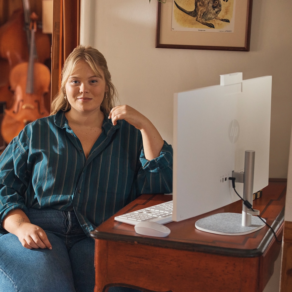 image 1 of HP 27-cr0017na AMD Ryzen 3 7320U 8GB RAM 512GB SSD 27" Full HD Win 11 H AIO PC