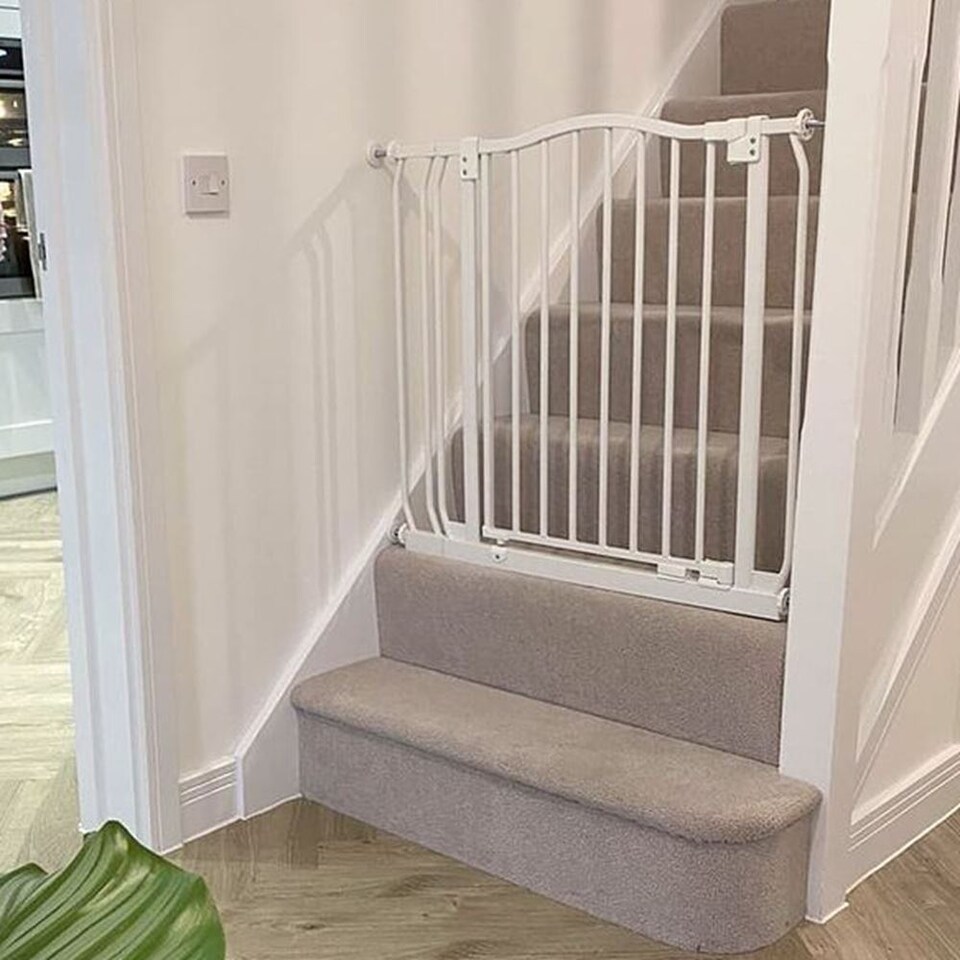 image 1 of Bettacare Curved Top Dog Gate, 189cm - 198cm, Matt White, Pressure Fit Pet Gate for Dog and Puppy, Pet and Dog Barrier | White