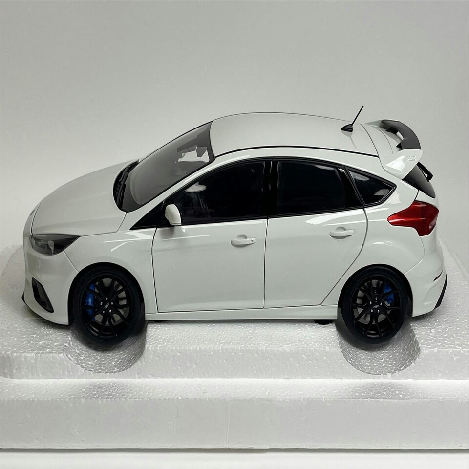 image 1 of Ford Focus RS 2016 Frozen White 1:18 Scale Autoart 72951