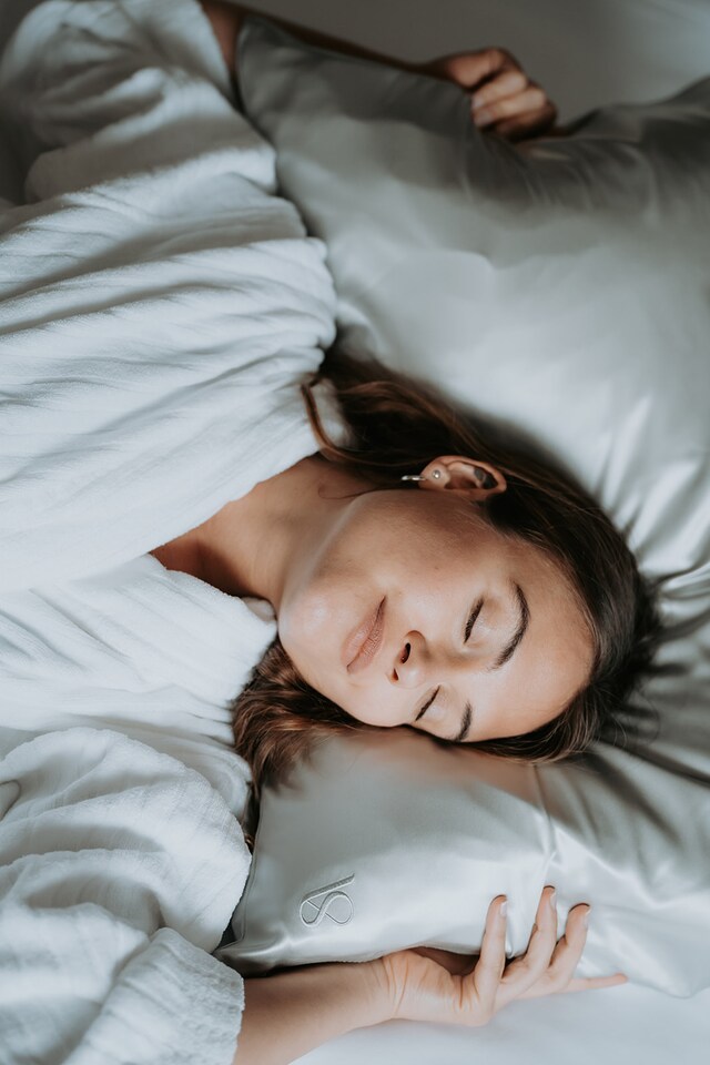 image 1 of Silk Addict 100% Mulberry Silk Pillowcase – Silver | Silver | Standard | 1