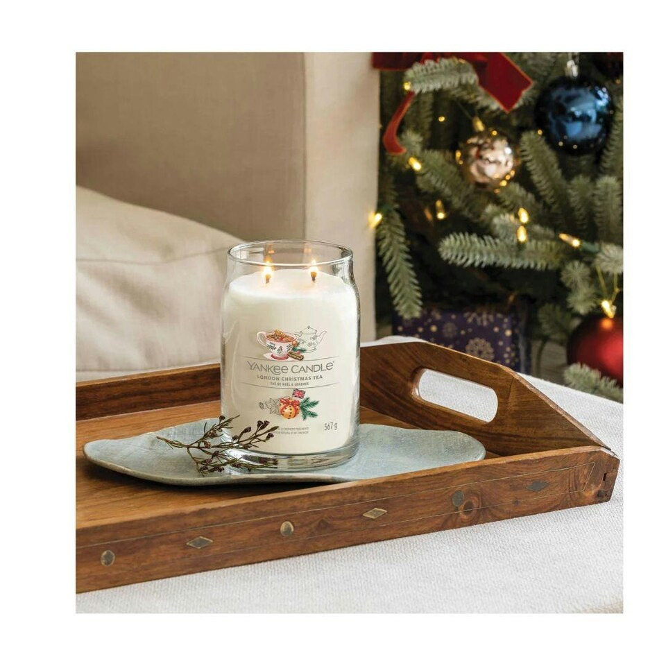 image 1 of Yankee Candle Signature London Christmas Tea Large Jar 567g White | L