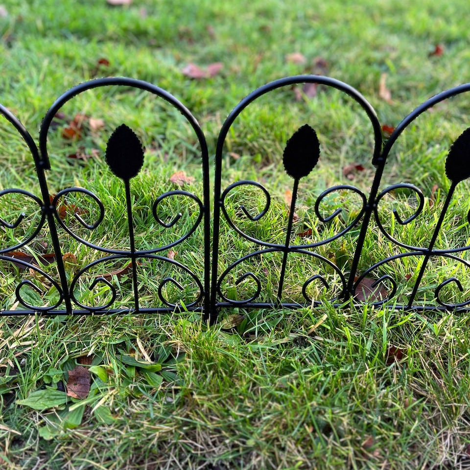 image 1 of Leaf Design Metal Garden Lawn Edging (45cm x 41cm) - 5 Panels