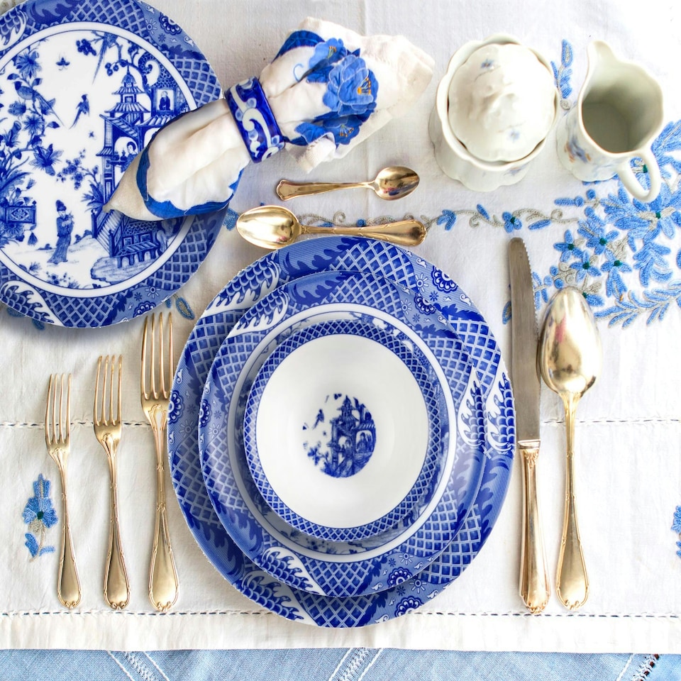 image 1 of Chinois Collection 24-Piece Porcelain Dinner Set