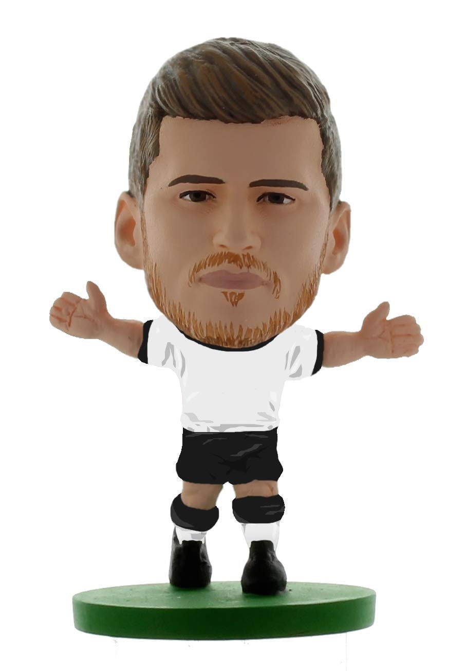 SoccerStarz Figura Collezionabile Leroy Sané Germania - Miniature 5cm Fatte A Mano, Nuova Divisa, Regalo Per Tifosi