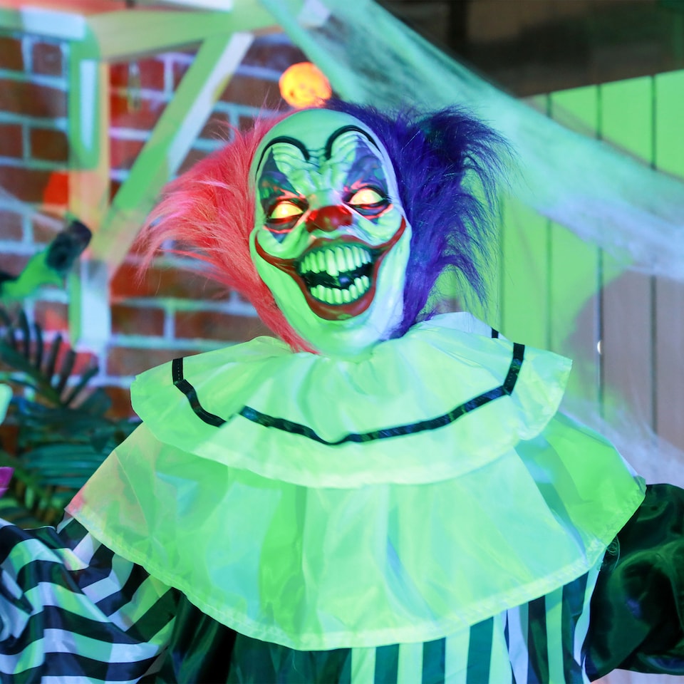 image 1 of HOMCOM 173cm 68 Laughing Clown Outdoor Halloween Decoration, Animated Halloween Prop with Light Up Eyes, Sound Effects, Sound Activated for Haunted House
