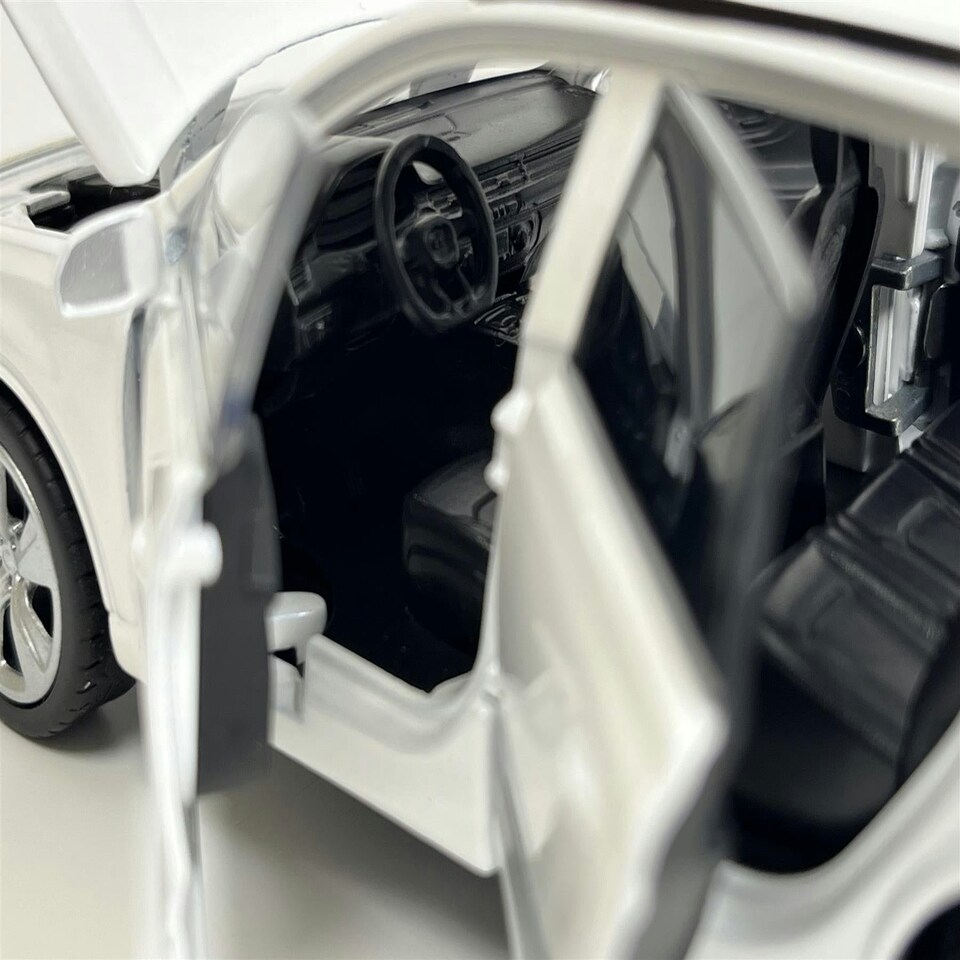 image 1 of Audi Q7 White LHD 1:32 Scale Tayumo 32140026
