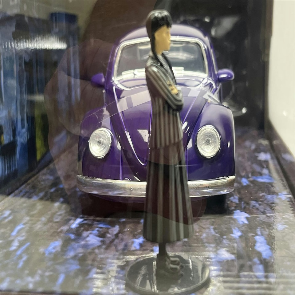 image 1 of Wednesday Adams Thing Figure and VW Beetle 1:24 Jada 253255076 35131