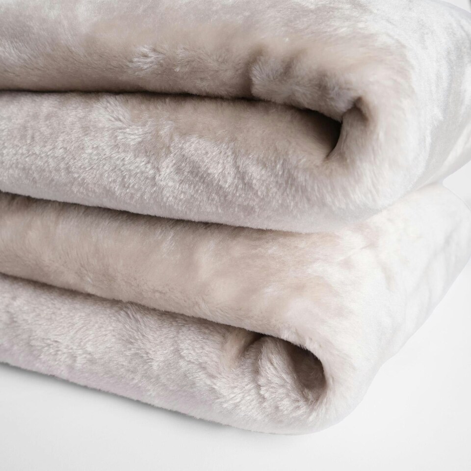 image 1 of OHS Luxury Faux Fur Mink Fleece Blanket, 150x200cm - Mink