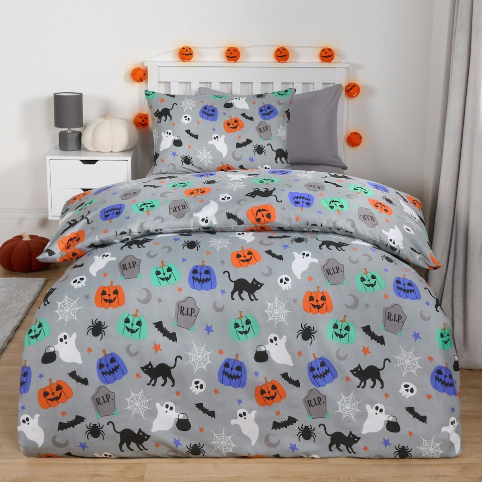 image 1 of OHS Halloween Pumpkin Ghost Ghouls Soft Plush Warm Duvet Cover and Pillowcase Bedding Set | Multi | Double