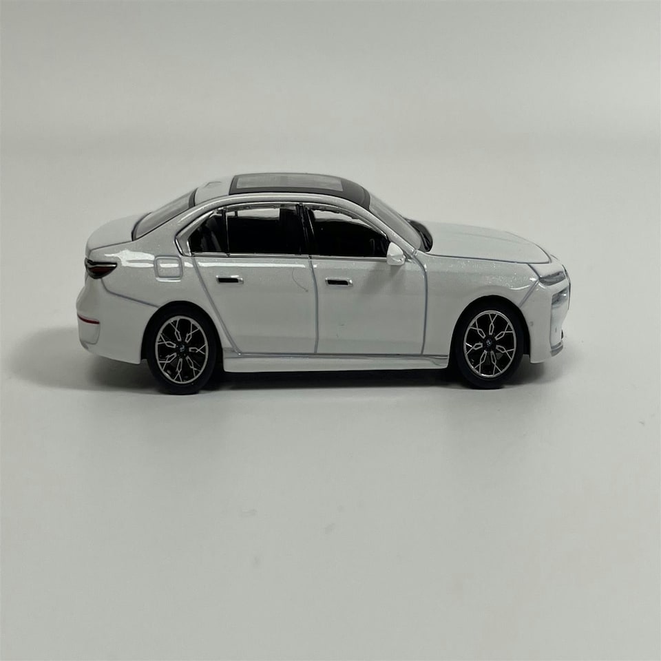 image 1 of BMW i7 xDrive60 Mineral White RHD 1:64 Mini GT MGT00819R