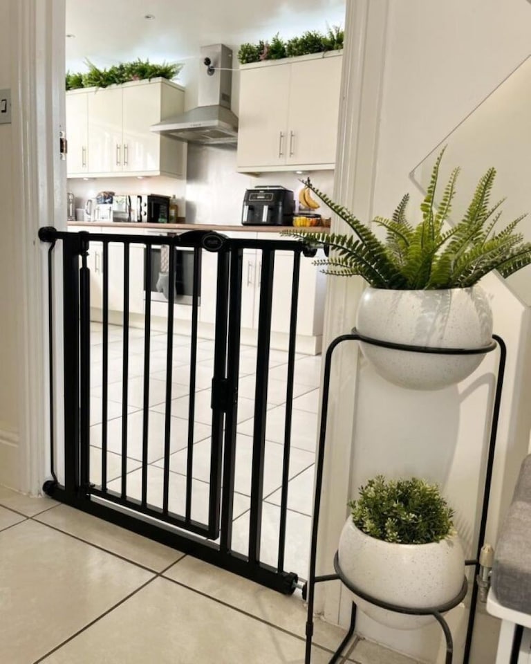 image 1 of Bettacare Auto Close Stair Gate, 118.2cm - 125.2cm, Matt Black, Pressure Fit Safety Gate, Baby Gate, Safety Barrier for Doors Hallways and Spaces, Easy Installation