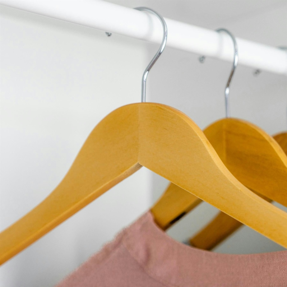 image 1 of Harbour Housewares Wooden Clothes Hanger - Brown - Pack of 30 - Wooden Hanger Coat Hanger Suit Hanger Jacket Hanger Shirt Hanger Trouser Hanger