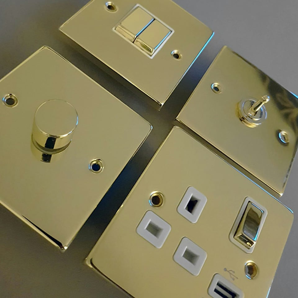 image 1 of SE HOME Polished Brass 1 Gang 13A DP 1 USB Switched Plug Socket White | Polished Brass