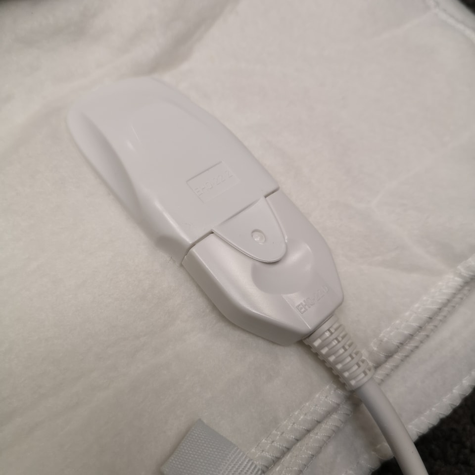 image 1 of 150cm 2 x 60W King Size White Electric Blanket Throw with Temperature Settings