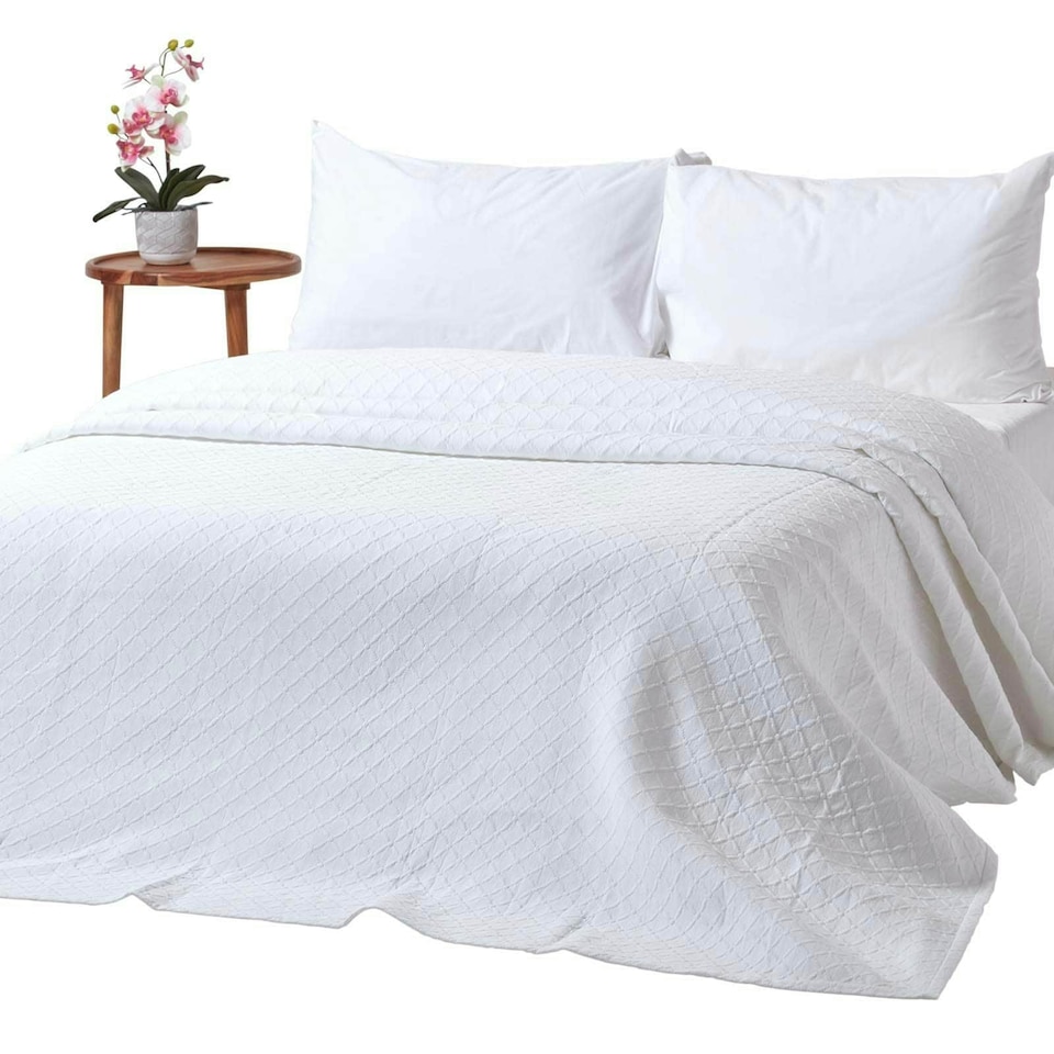 image 1 of Homescapes White Cotton Contemporary Diamond Pattern Matelassé Bedspread - Single | White