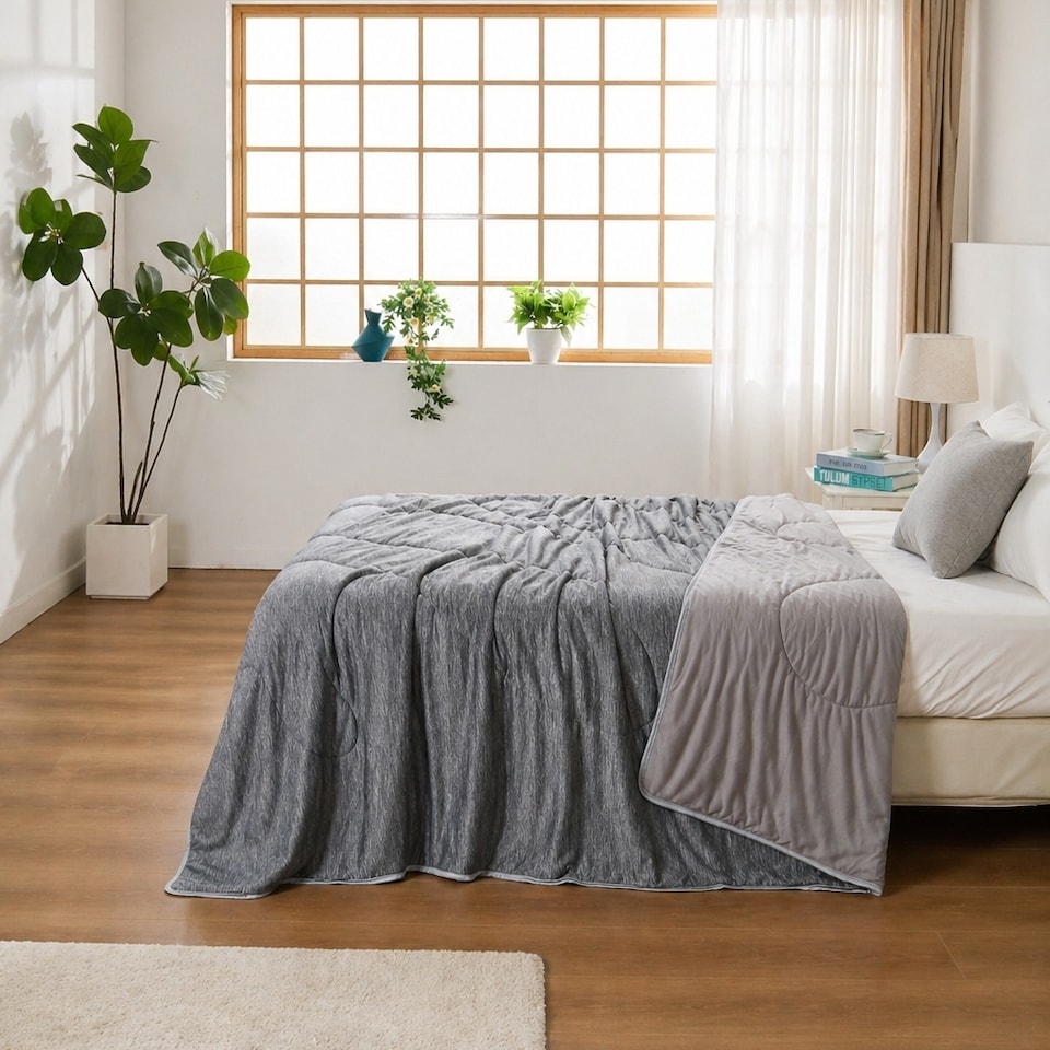 image 1 of Cooling Quilt with Arc-Chill Fabric – Lightweight Breathable Summer Comforter for Hot Sleepers, Soft Hypoallergenic Bed Quilt - 150 x 200cm