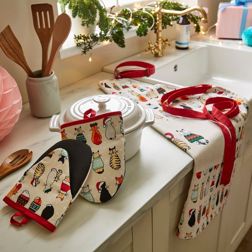 image 1 of Ulster Weavers Christmas Cats in Waiting Microwave Mitts - Pair Red/Cream