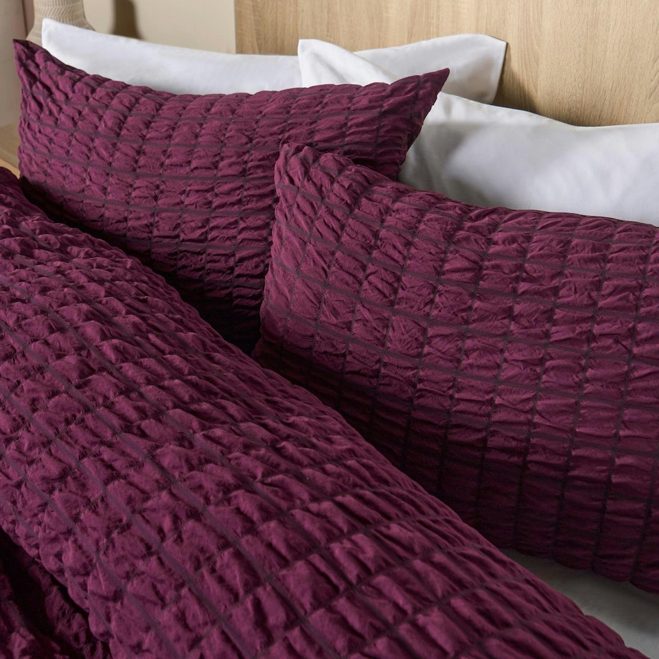 image 1 of OHS Geometric Ultra Soft Seersucker Duvet Cover Set Red | Wine | Single