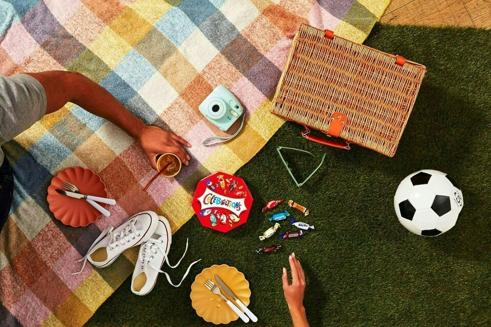 image 1 of Celebrations Centrepiece 385g Chocolate Gift with 'Happy Birthday' Sleeve