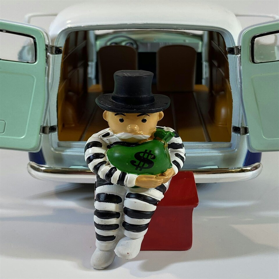 image 1 of Monopoly 1948 Chevrolet Police Van with Figure 1:18 Auto World AWSS129