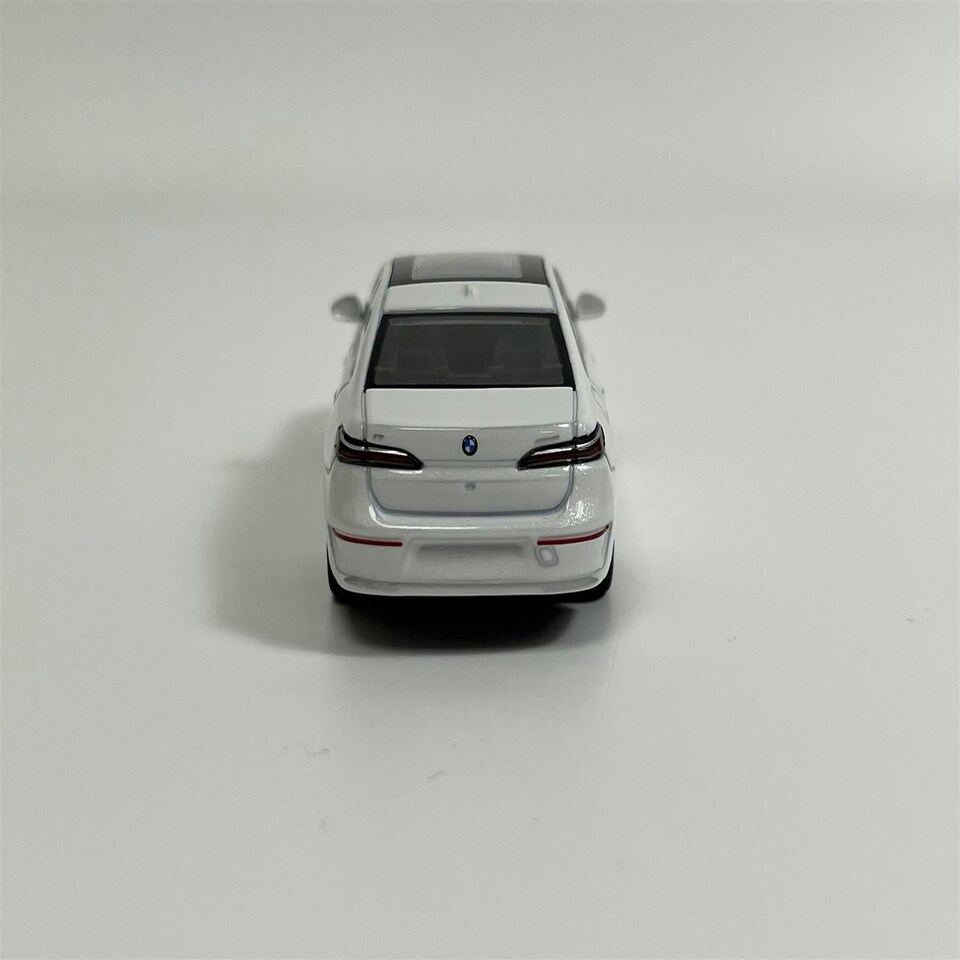 image 1 of BMW i7 xDrive60 Mineral White RHD 1:64 Mini GT MGT00819R