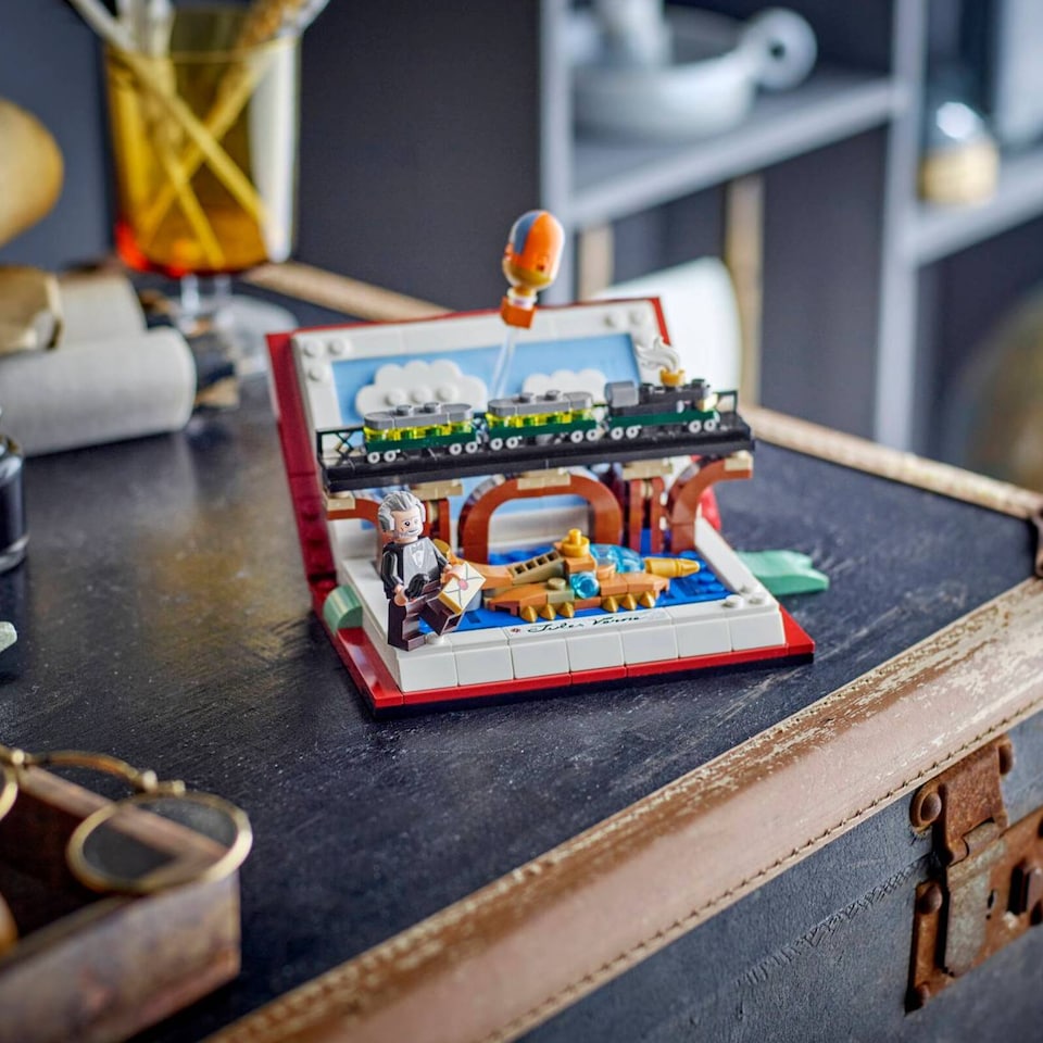image 1 of LEGO 40690 Tribute to the Books of Jules Verne