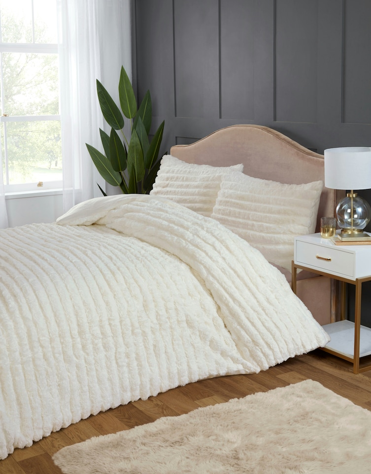 image 1 of Chunky Ribbed Fur Polyester Duvet Cover Set with Pillowcase | White | Single | 1