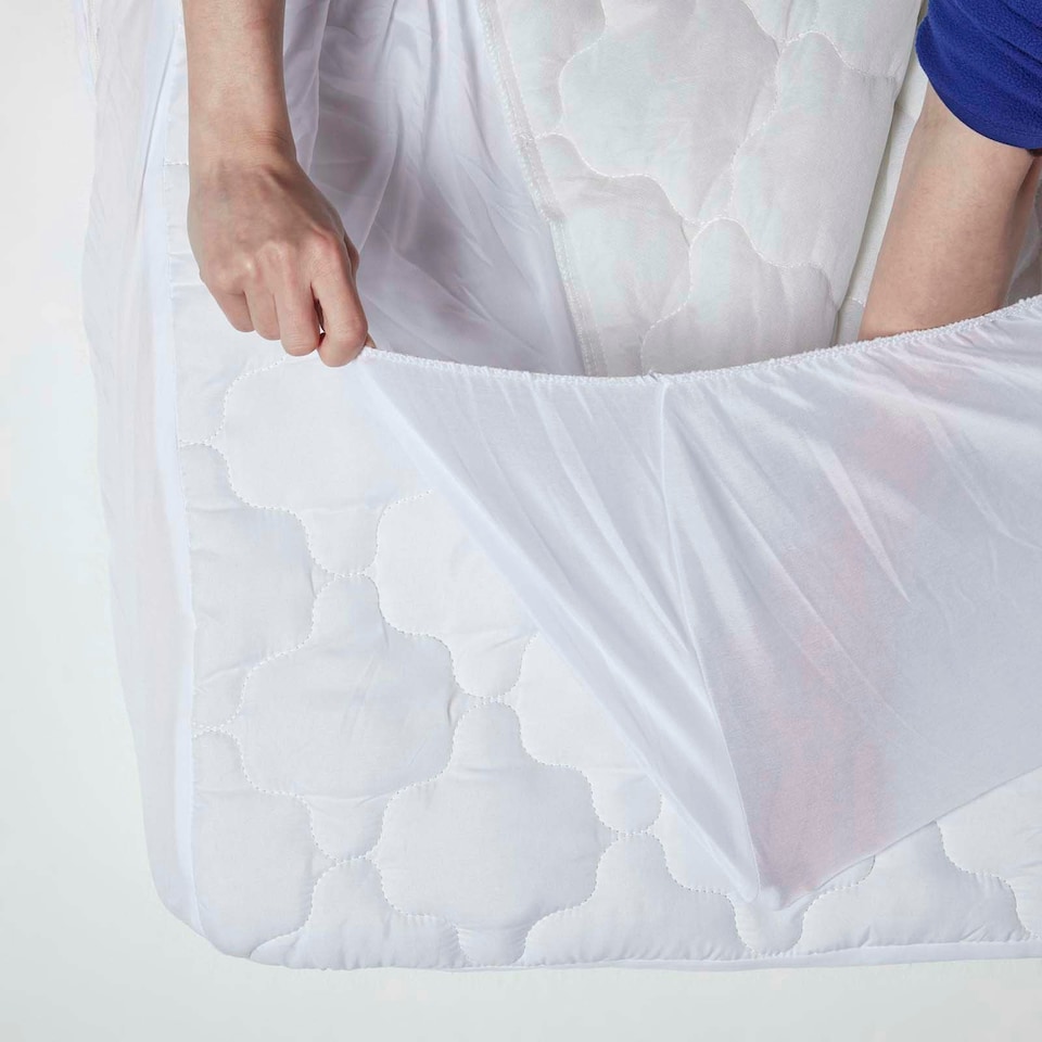 image 1 of Homescapes Luxury Triple Fill Mattress Protector - Euro 90 x 200 cm White | Single