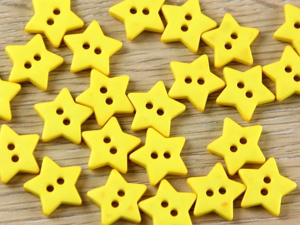 Dill Yellow Star Plastic Buttons for Dressmaking - 15mm - per value pack of 24