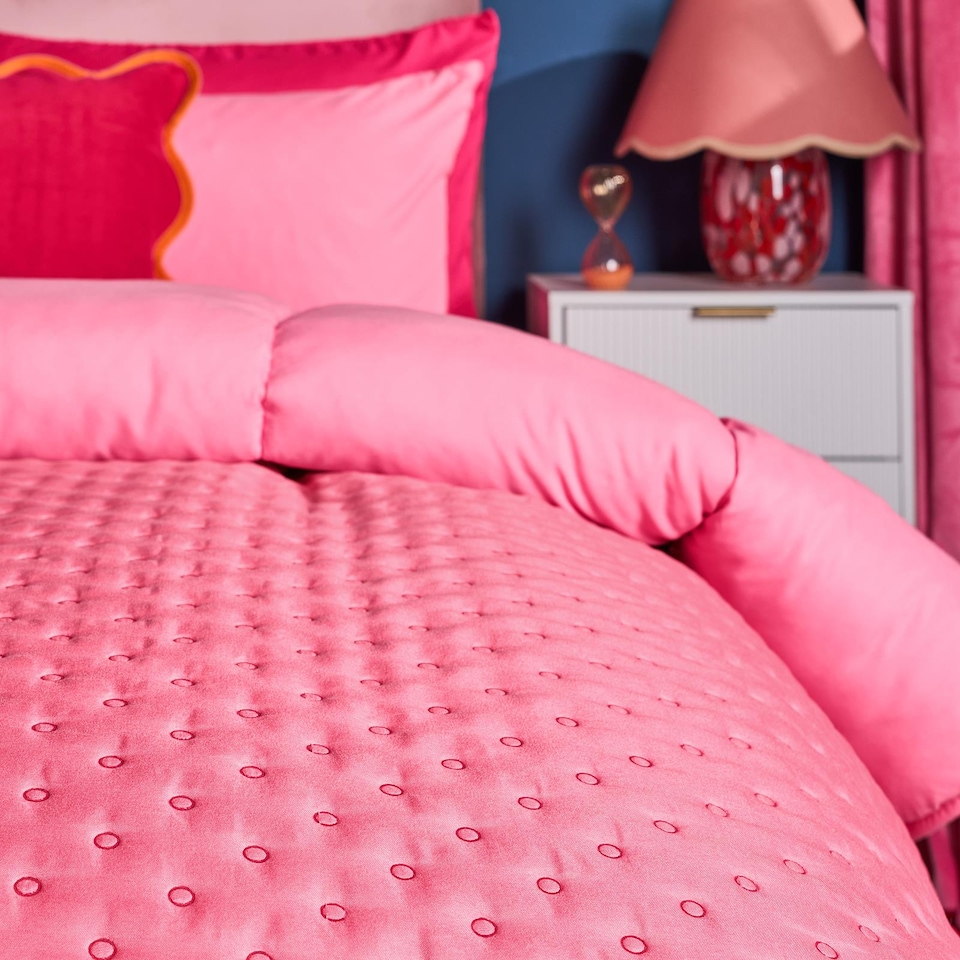 image 1 of OHS Scallop Edge Quilted Throw Lightweight Blanket Bedspread | Pink | Pink/Red | One Size