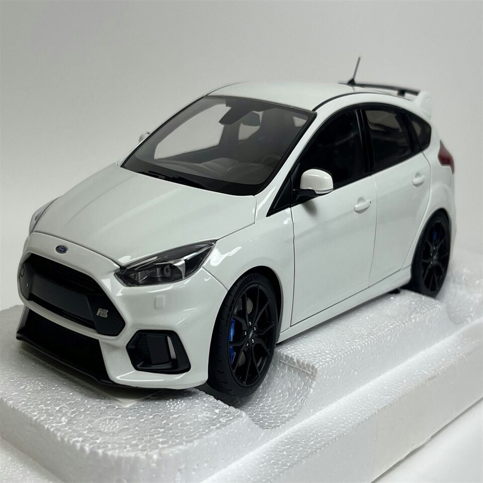 image 1 of Ford Focus RS 2016 Frozen White 1:18 Scale Autoart 72951