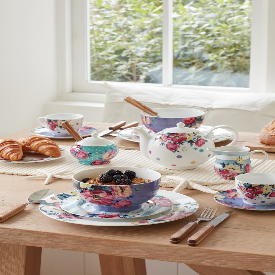 image 1 of Mikasa Clovelly Porcelain Bowl, 19cm | Blue