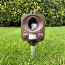 Pestbye Battery Powered Fox Repellent Ultrasonic Repeller Deterrent Fox Scarer with Ground Stake