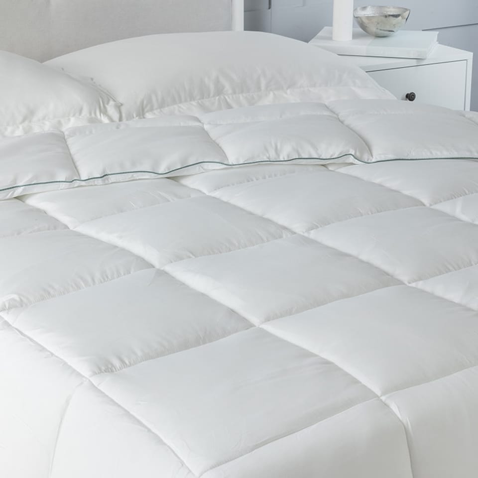 image 1 of 13.5 Tog Luxury Microfibre Duvet Feels Like Down Filling Premium Soft Touch Super King White
