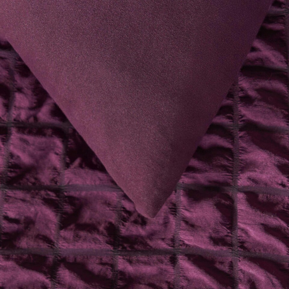 image 1 of OHS Geometric Ultra Soft Seersucker Duvet Cover Set Red | Wine | Single