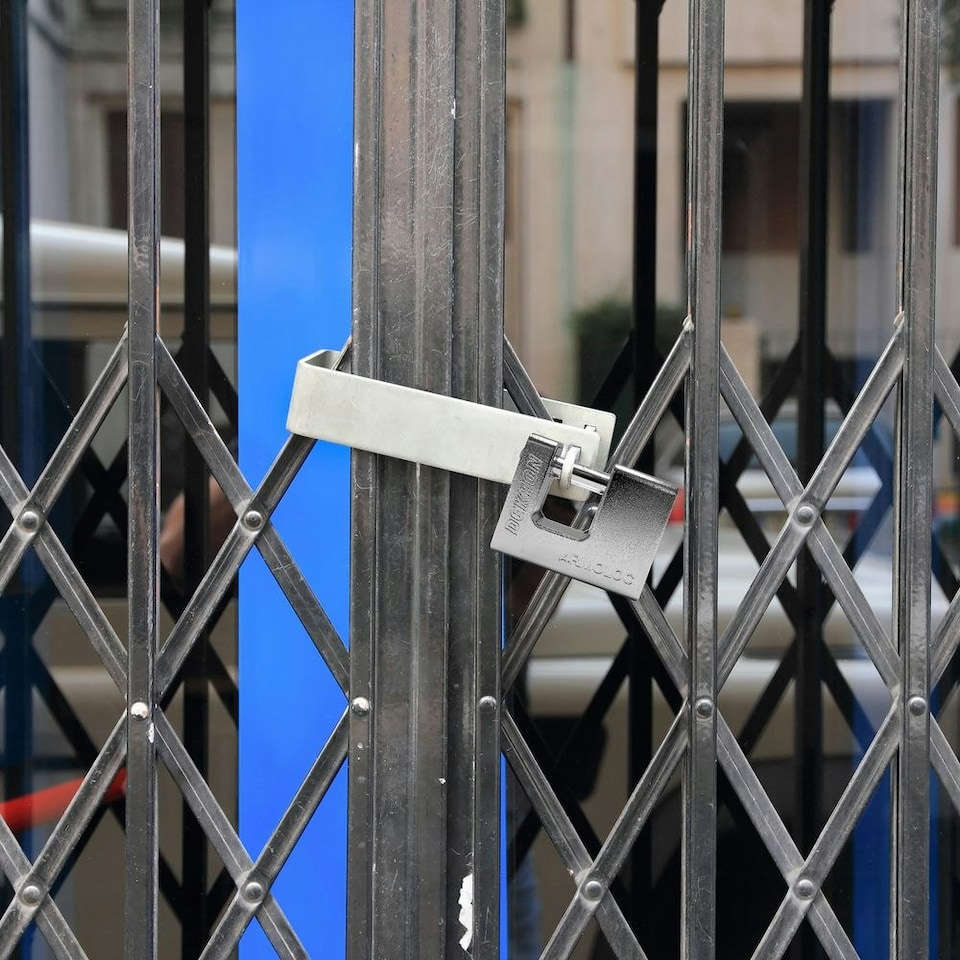 image 1 of Armoured Steel Shackle Padlock From Dekton 3 Keys High Security 7* 80mm Lock Silver