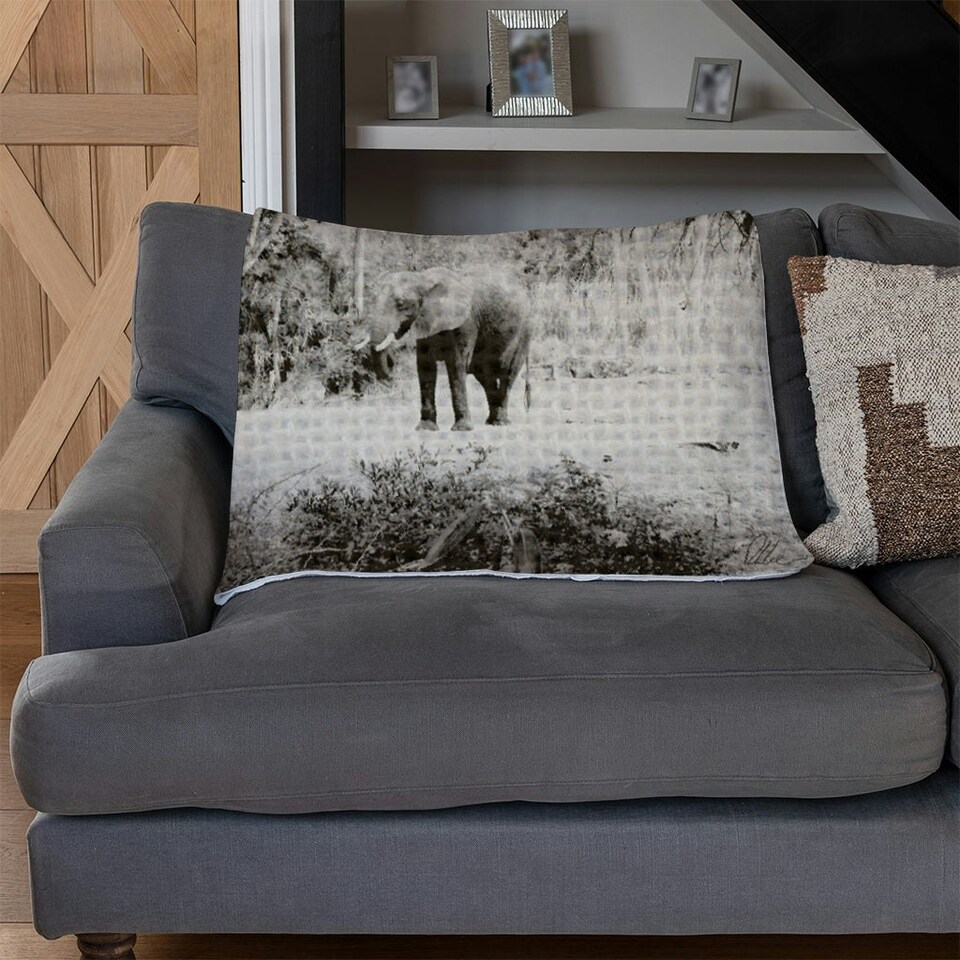 image 1 of Elephant jungle (Blanket)