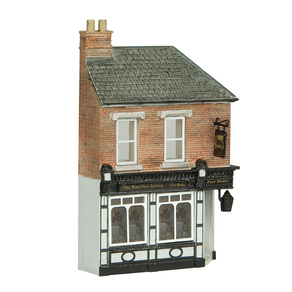 Graham Farish Scenecraft Low Relief Corner Pub (Pre-Built)