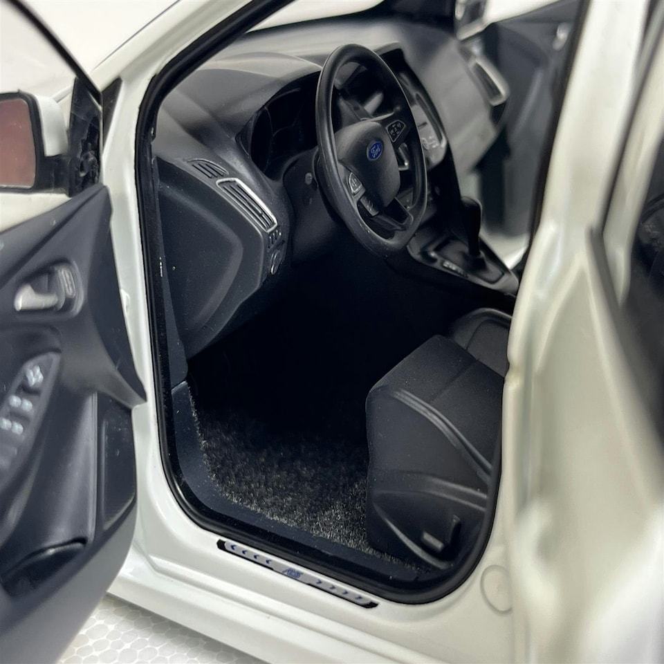 image 1 of Ford Focus RS 2016 Frozen White 1:18 Scale Autoart 72951