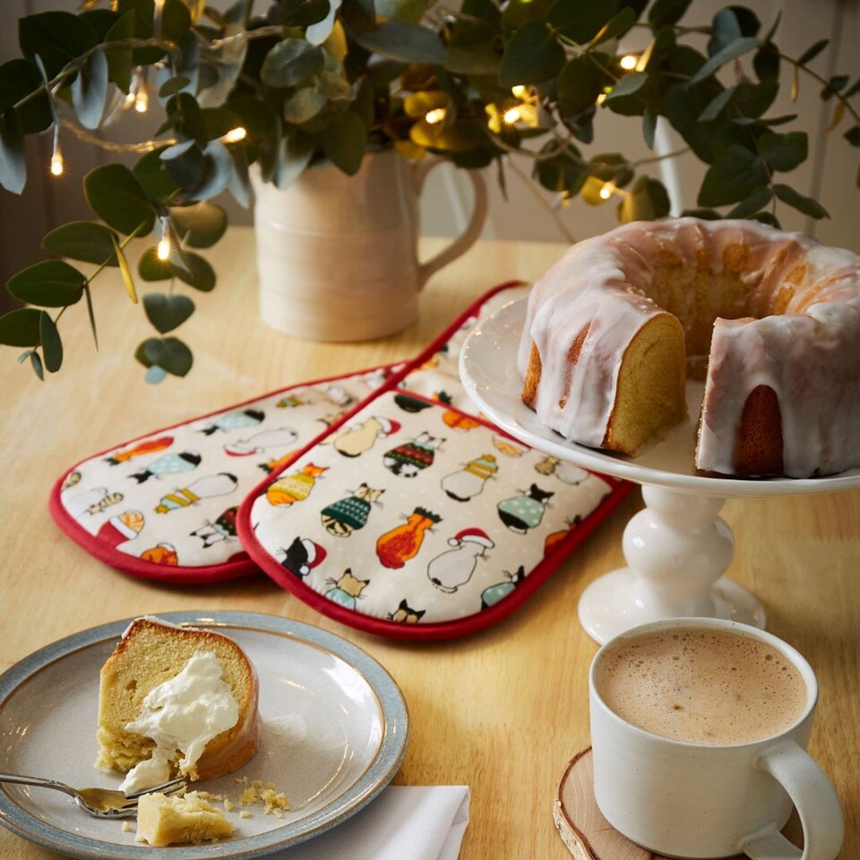 image 1 of Ulster Weavers Christmas Cats in Waiting Double Oven Glove Red/Cream