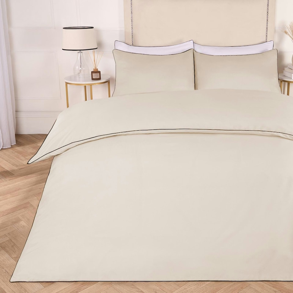 image 1 of OHS Luxury Soft Microfibre Piped Edge Duvet Quilt Cover and Pillowcase Set Pink | Pink/Red | King