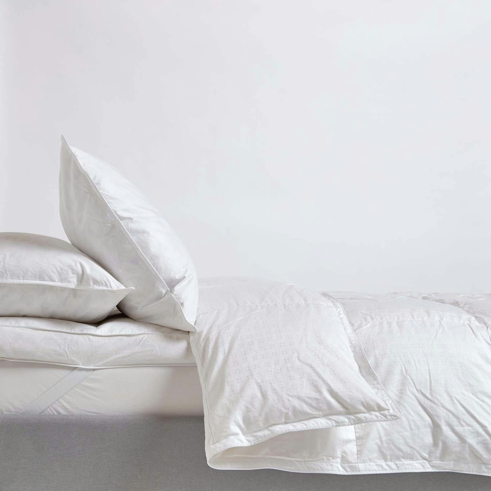 image 1 of Homescapes 4.5 Tog Duvet Luxury White Goose Down for Summer Lightweight, Double | White | Double