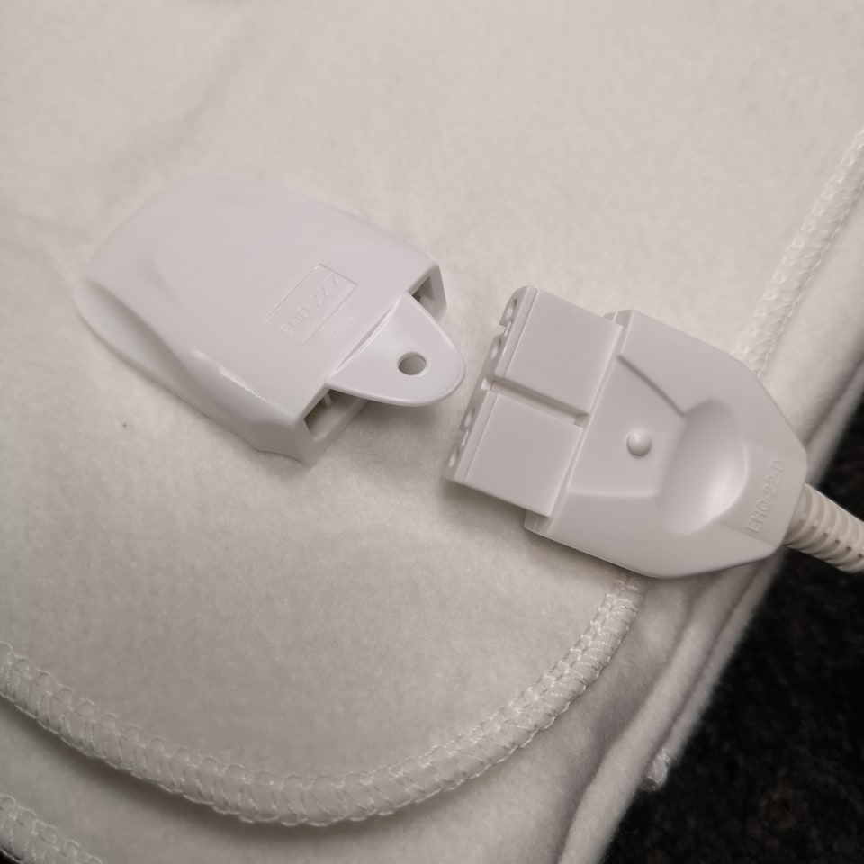 image 1 of 120cm 60W Double White Electric Blanket with Temperature Settings